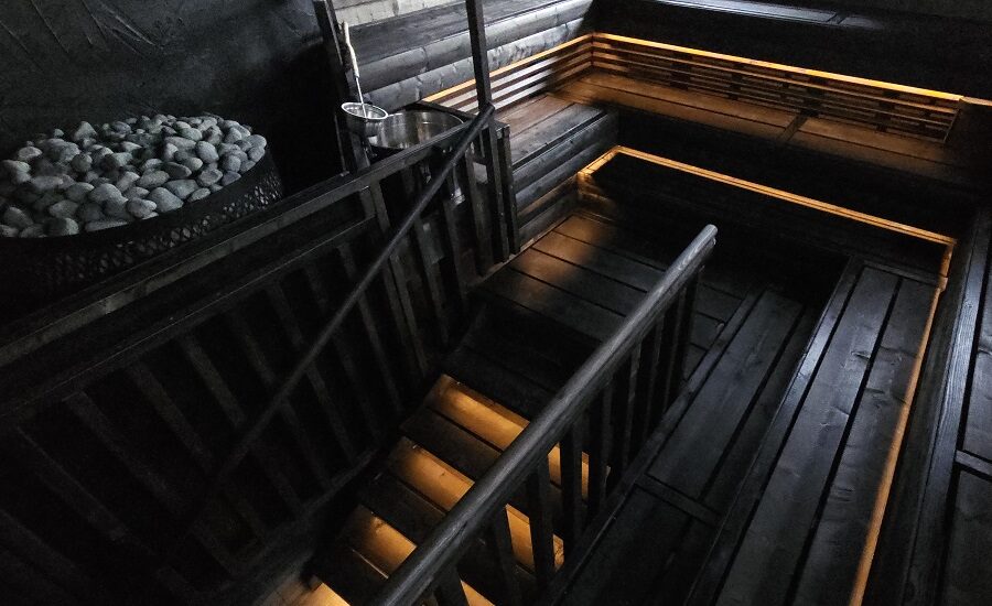 Saunan valaistus led-nauhaa alumiiniprofiilissa lauteiden alapinnoissa sekä porrasaskelmien alapinnoissa, lämpimän valkoinen valon sävy