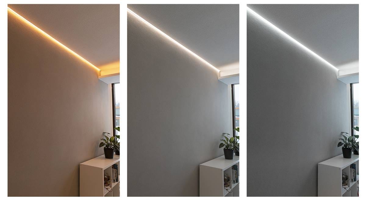 Kolme kuvaa huoneen nurkasta esittelee valkoista hyllyä, jolla on kasvi. LED-valaistus luo seinälle lämpimän keltaisia, neutraalin valkoisia ja viileän valkoisia sävyjä. Taustalla osittain näkyvä ikkuna tuo tilaan luonnonvaloa.