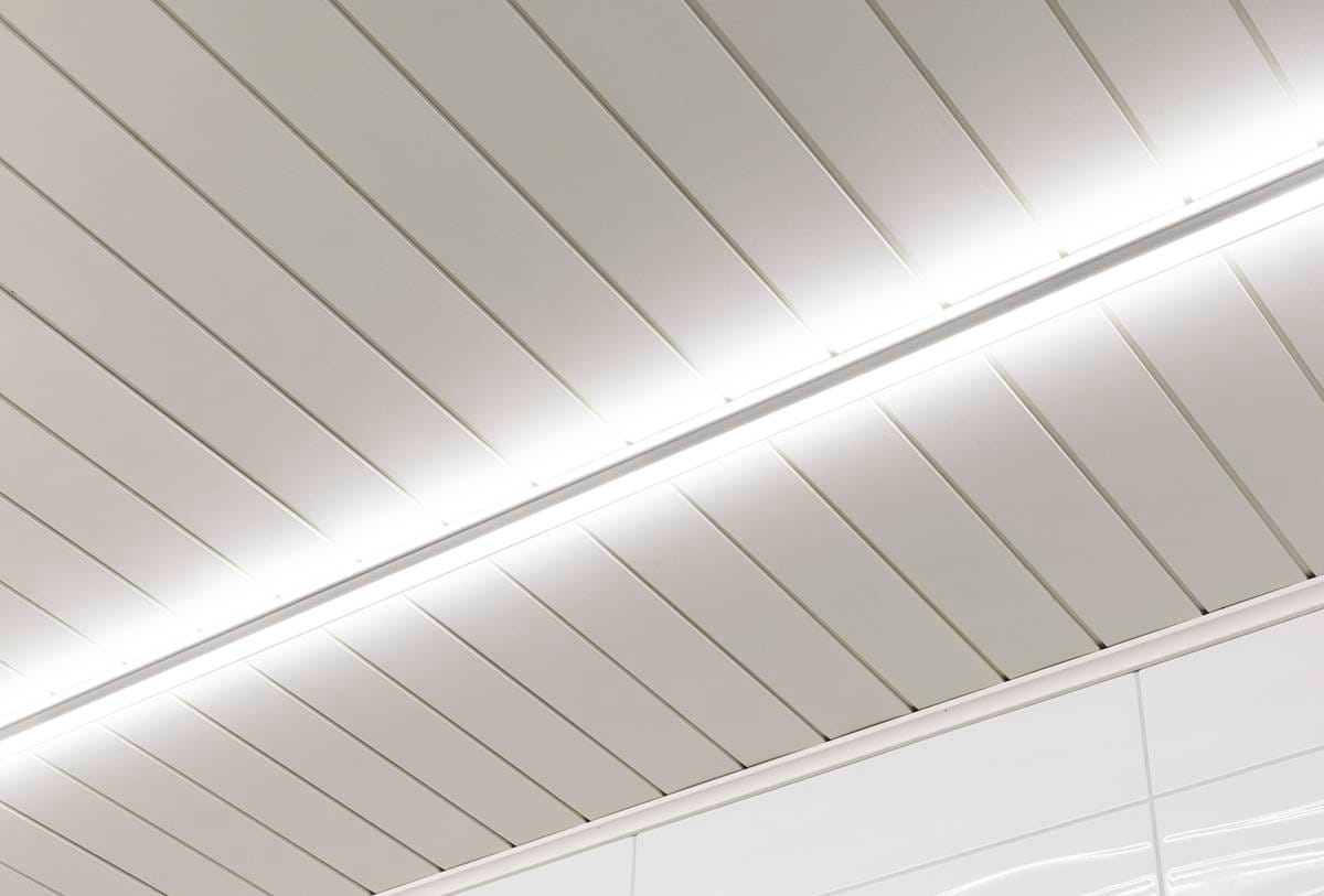 LedStore.fi tarjoaa modernia kattovalaistusta, johon kuuluu, rinnakkaiset saavat eloa keskellä kulkevasta LED-valaistusrivistä. Sileä pinta, joka suorakaiteen muotoisista paneeleista, riittävätilan puhdasta ja minimalistista estetiikkaa täydellinensti.