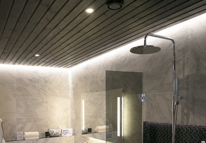 Lighting design for the home - LedStore How lighting design is used in apartments - Bathroom destination